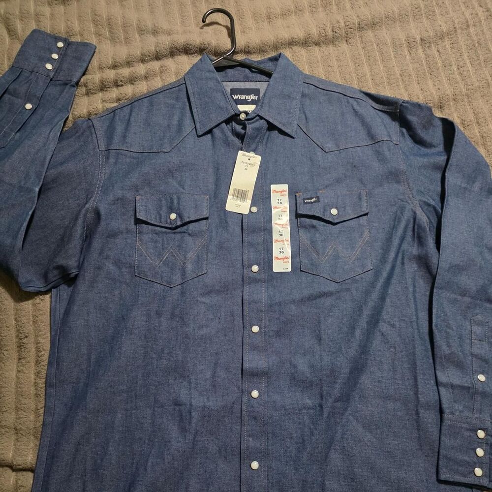 Wrangler Men's Navy and Blue Shirt